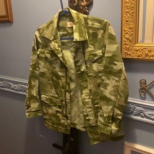 Beautiful boy  jacket with zipper and several pockets size Large 10-12